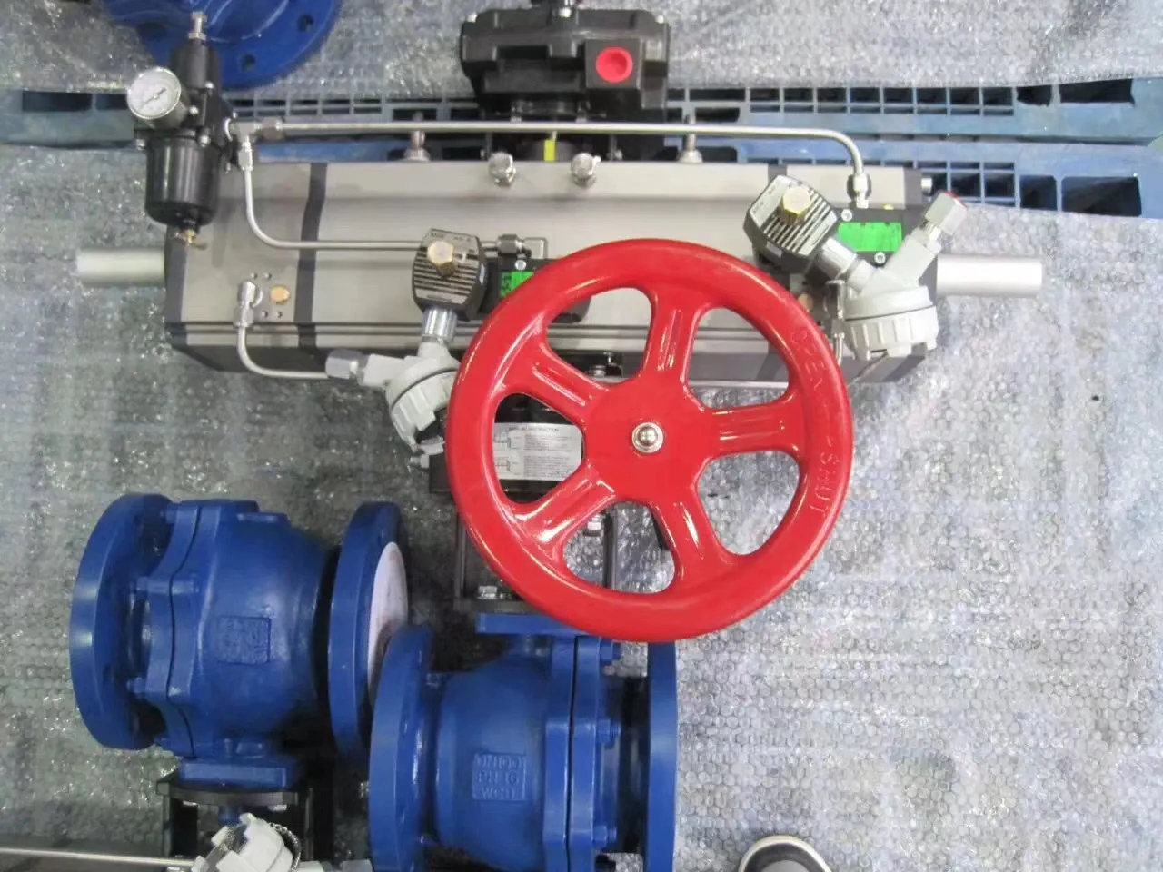 Three-stage segmented pneumatic flange bearing fluorine ball valve